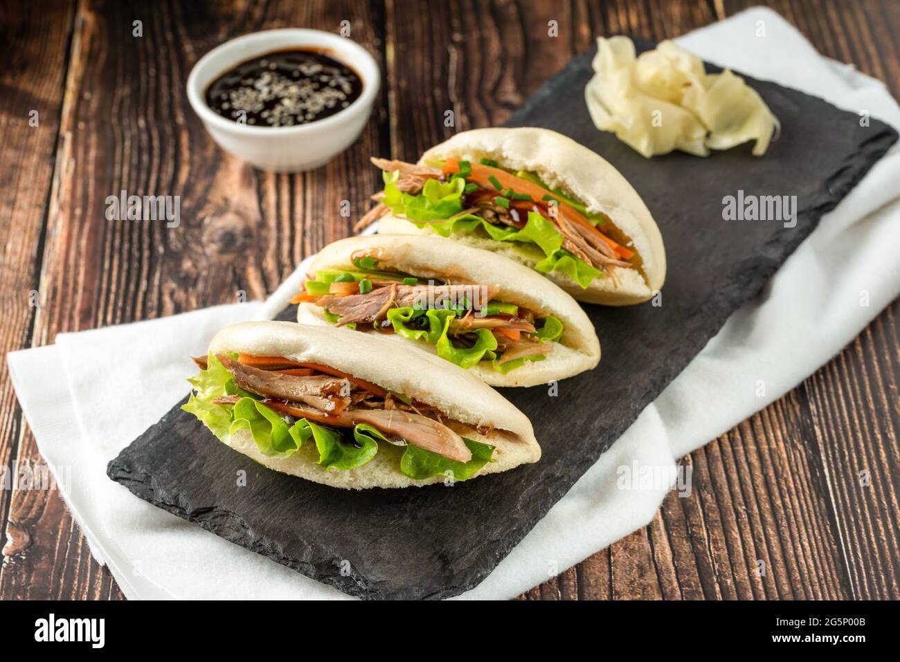 Gua Bao, petits pains cuits à la vapeur avec de la viande et des légumes. Cuisine asiatique Banque D'Images