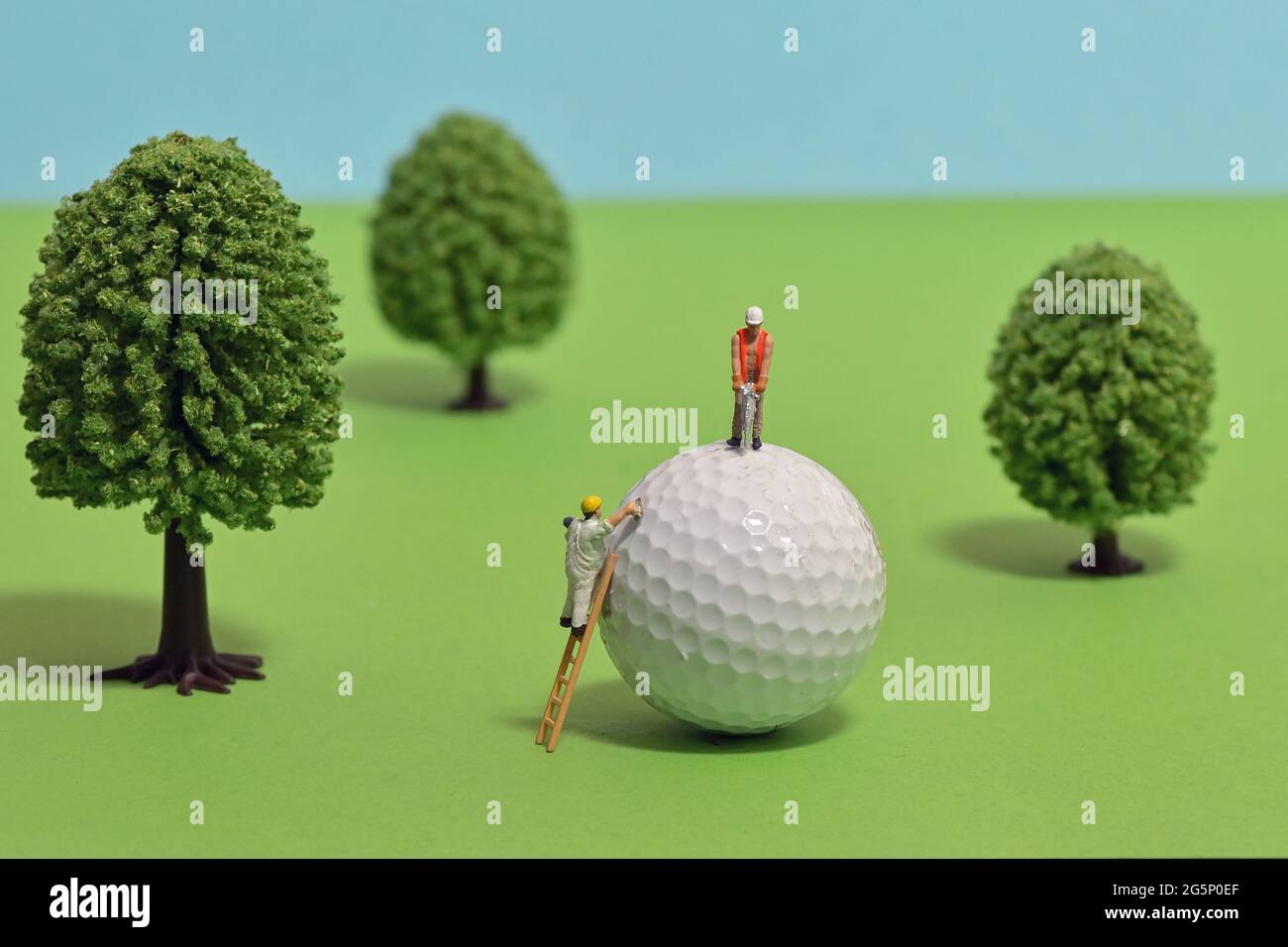 Figurines miniatures jouets scène réparer UNE balle de golf sur UN laen vert Banque D'Images