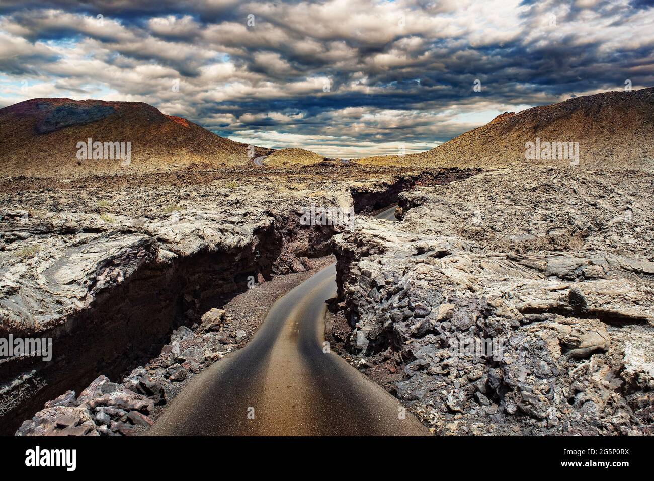Route à travers le paysage pittoresque jusqu'à la destination dans le parc naturel de Timanfaya à Lanzarote, île des Canaries, Espagne.Image relative à une route inexplorée. Banque D'Images