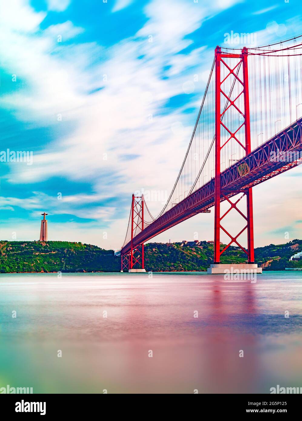 Photographie panoramique du pont de 25 de Abril dans la ville de Lisbonne au-dessus du fleuve Tajo.Paysage de Lisbonne au coucher du soleil Banque D'Images