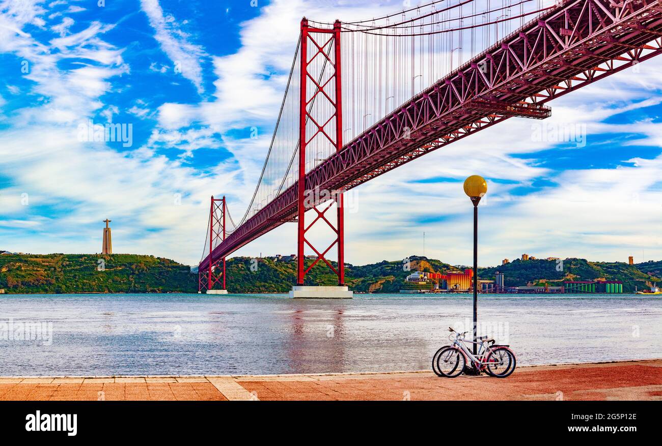 Photographie panoramique du pont de 25 de Abril dans la ville de Lisbonne au-dessus du fleuve Tajo.Paysage de Lisbonne au coucher du soleil Banque D'Images