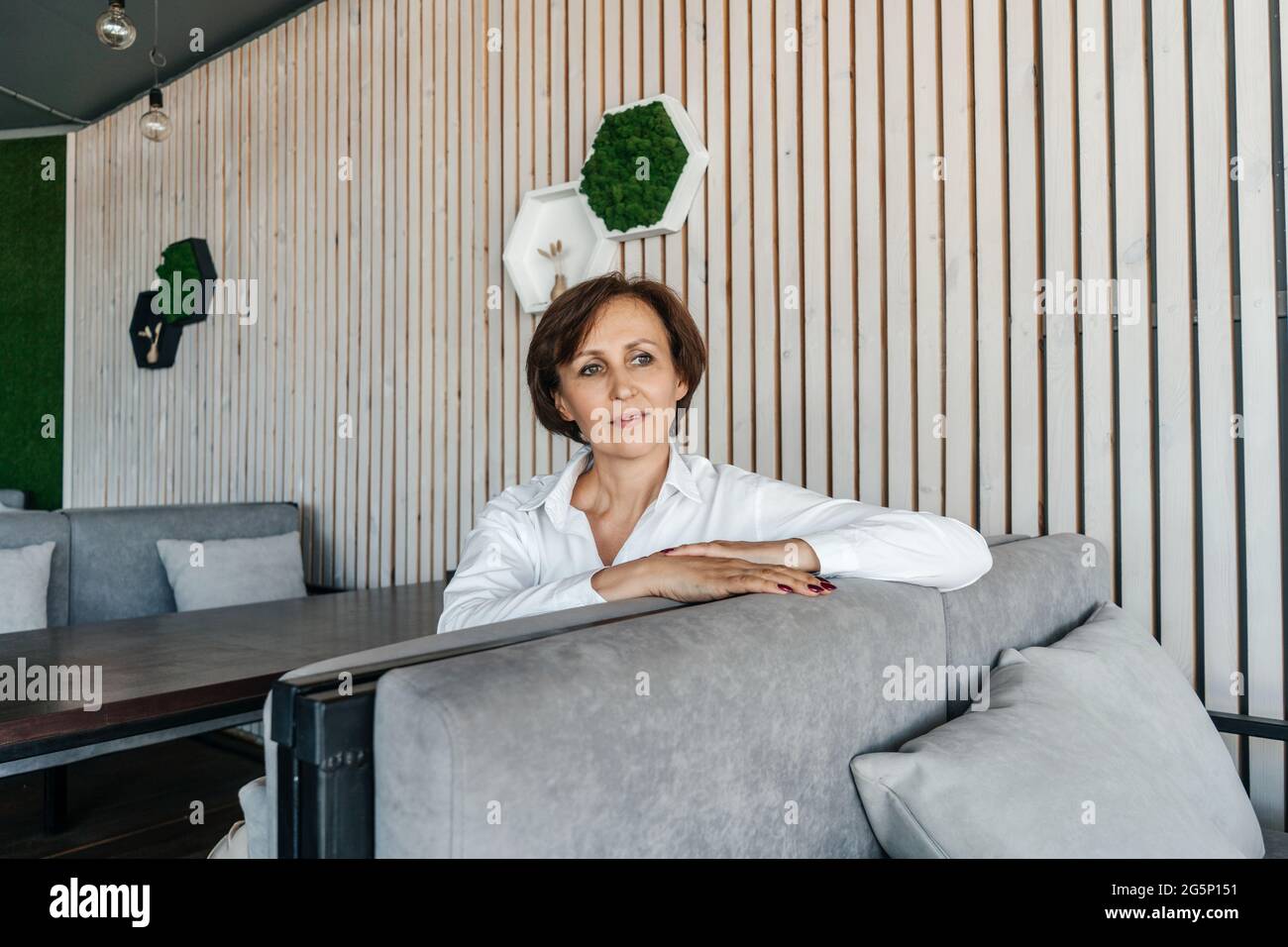 Femme d'affaires senior se reposer dans un café moderne. Banque D'Images