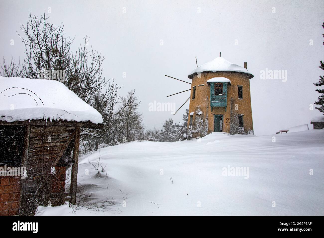 Photo d'un moulin à vent pris dans un paysage enneigé. En outre, cette photographie appartient à diviser la turquie de la saumure des plus beaux endroits. Banque D'Images