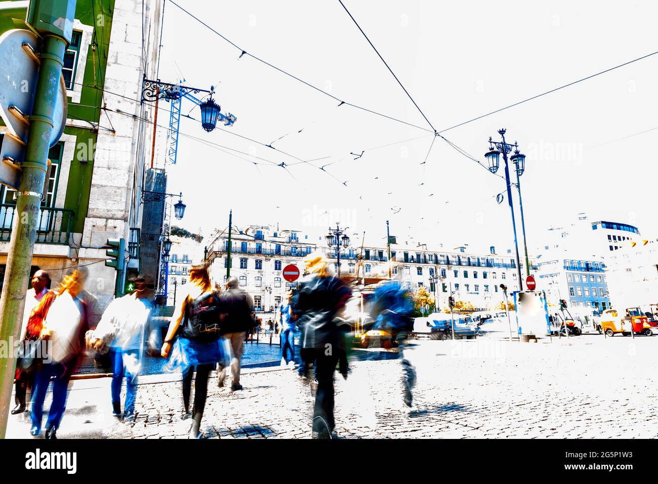 Silhouette de personnes marchant dans la rue de la grande ville. La vie urbaine abstraite. Banque D'Images