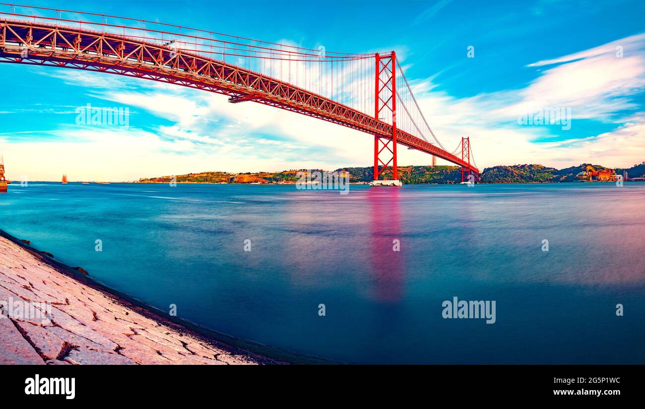 Photographie panoramique du pont de 25 de Abril dans la ville de Lisbonne au-dessus du fleuve Tajo. Banque D'Images