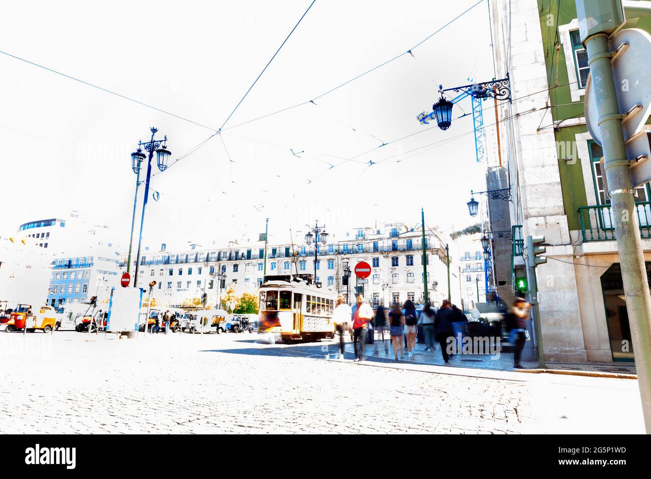 Silhouette de personnes marchant dans la rue de la grande ville. La vie urbaine abstraite. Banque D'Images