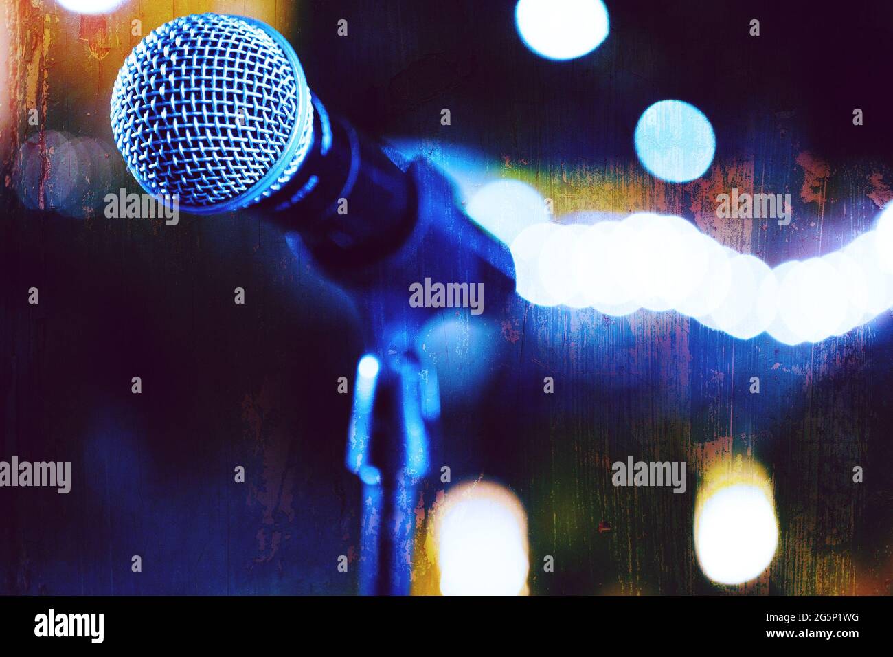 Fond musical live.microphone et lumières de scène.microphone et lumières de scène.concept de concert et de musique. Banque D'Images