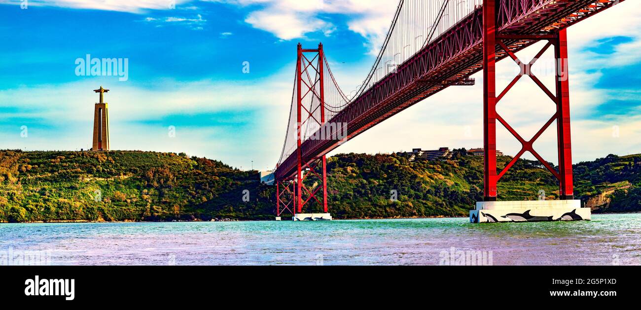 Photographie panoramique du pont de 25 de Abril dans la ville de Lisbonne au-dessus du fleuve Tajo. Banque D'Images