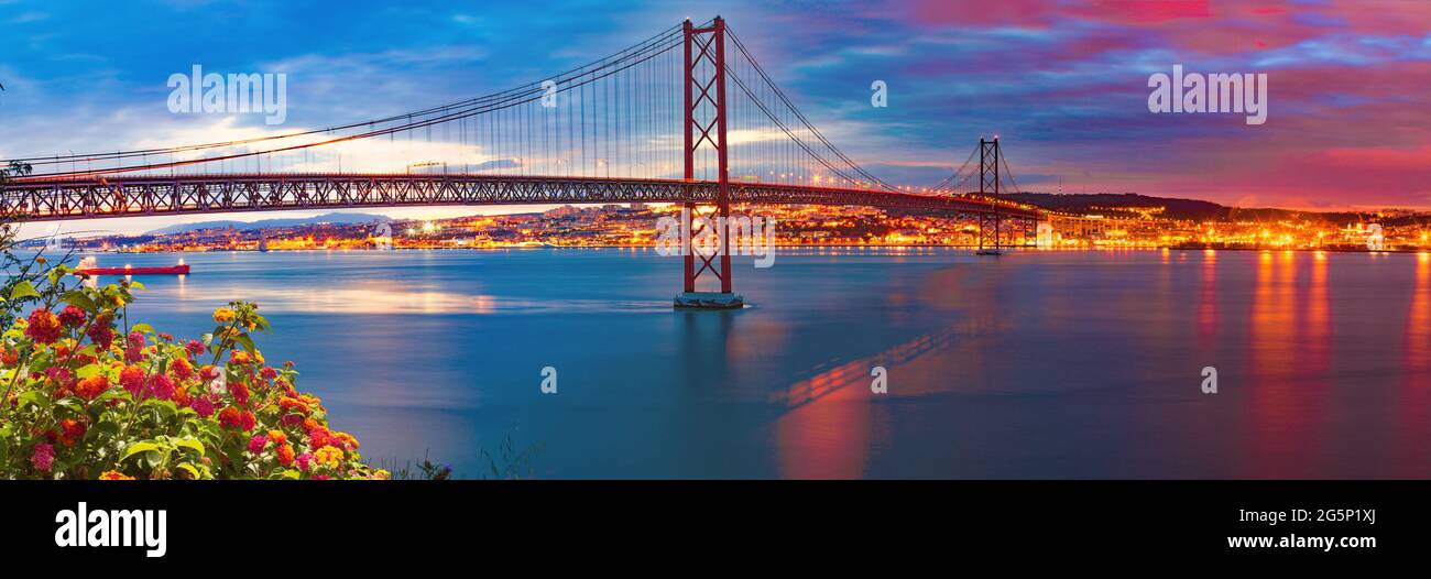 Photographie panoramique du pont de 25 de Abril dans la ville de Lisbonne au-dessus du fleuve Tajo. Banque D'Images
