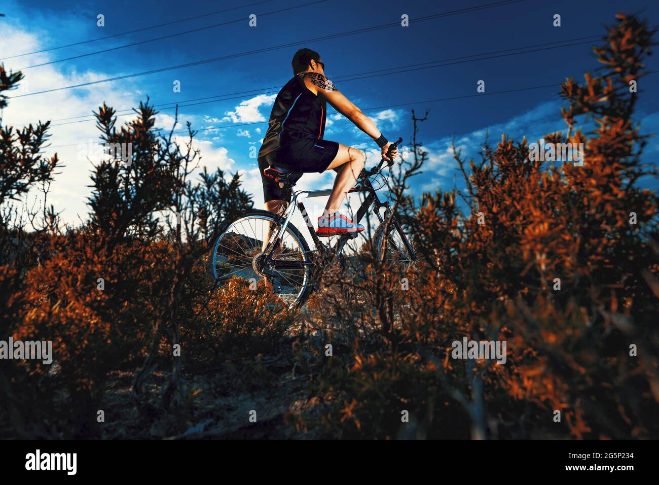 Sports extrêmes.vélo de montagne et homme.style de vie, loisirs et loisirs sport extrême en plein air.vélo de montagne.Sport et vie saine Banque D'Images