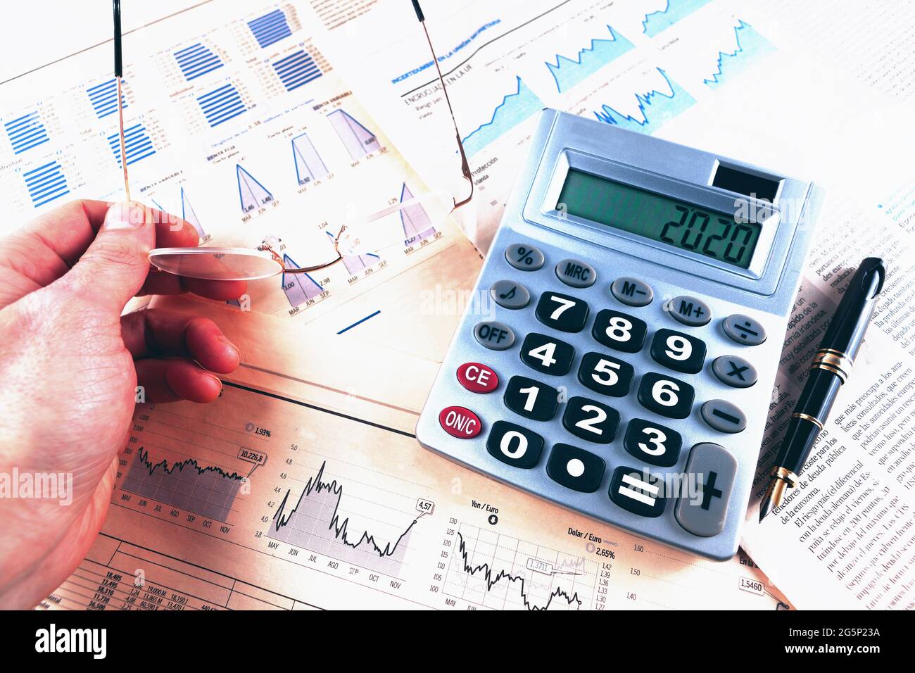 Finance et business concept.Pen, calculatrice sur graphiques et graphiques. Banque D'Images