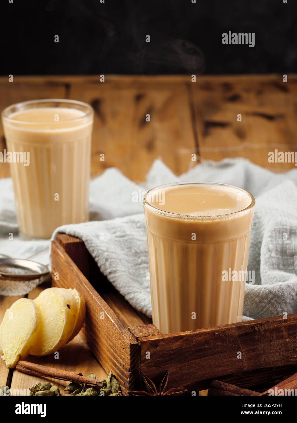 Deux verres à facettes sur une table en bois avec le traditionnel chai indien de boisson masala. Copier l'espace. Banque D'Images