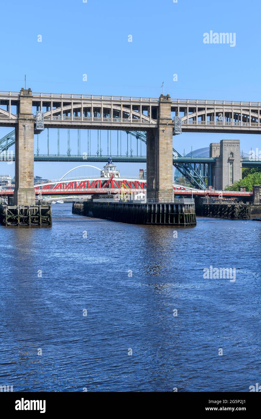 Trois ponts reliant Newcastle et Gateshead : Tyne, Swing et le pont de haut niveau avec deux ponts pour piétons, bus et trains. Banque D'Images