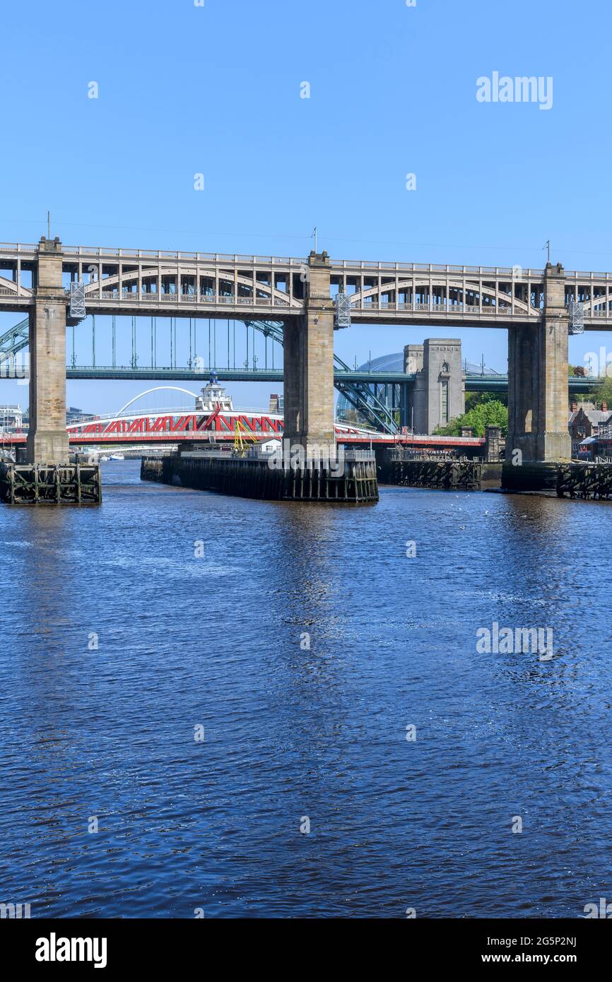 Trois ponts reliant Newcastle et Gateshead : Tyne, Swing et le pont de haut niveau avec deux ponts pour piétons, bus et trains. Banque D'Images