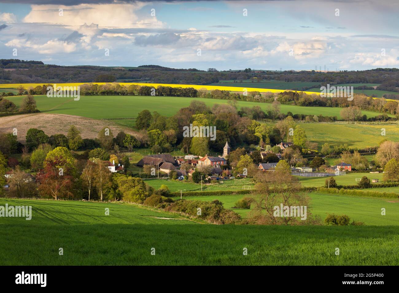 Vue sur le village de Hurstbourne Tarrant dans la vallée de Test, Hurstbourne Tarrant, Hampshire, Angleterre, Royaume-Uni, Europe Banque D'Images