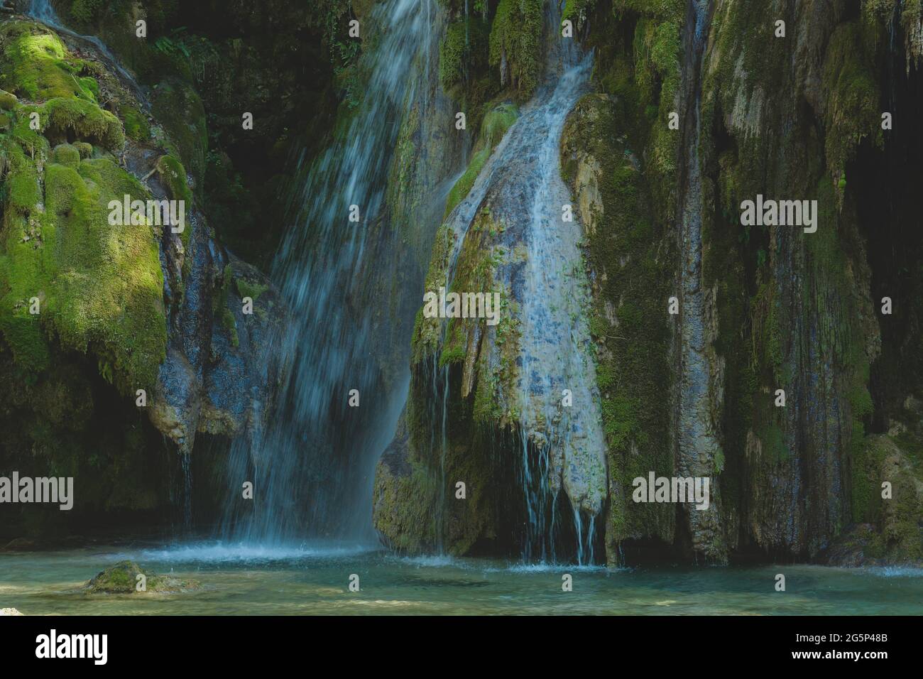 La cascade de tufa près d'Arbois. Chute d'eau cristalline, puissante chute d'eau. Banque D'Images
