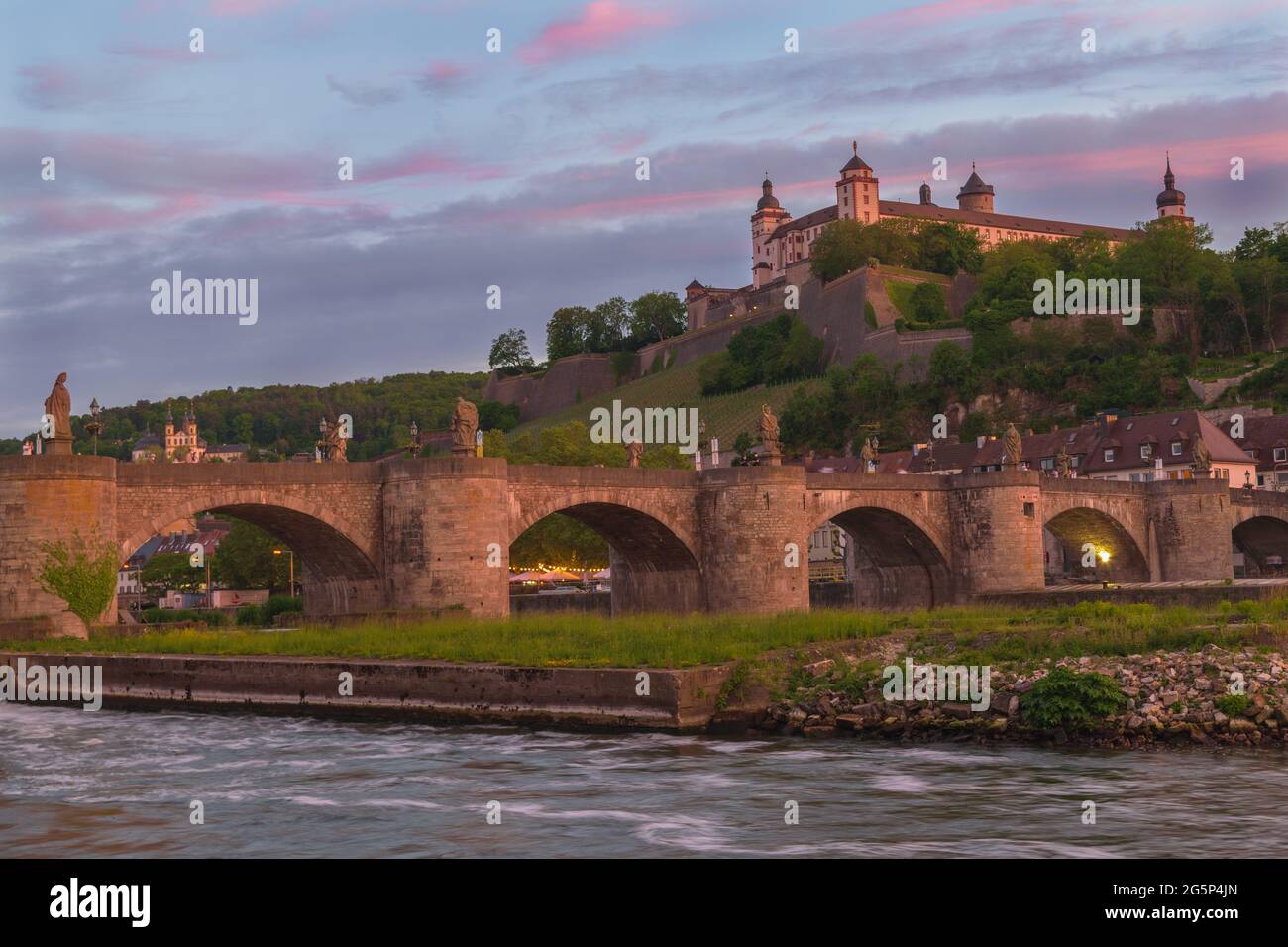 Un authentique coucher de soleil spectaculaire à la forteresse de Marienberg, Festung Marienberg Würzburg Bavière, Allemagne. Banque D'Images