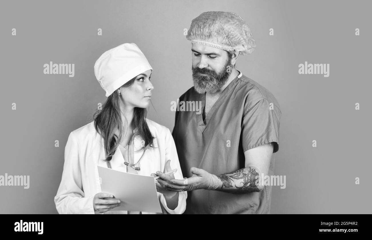 Qu'est-ce qui semble être un problème. Thérapeute rédaction de prescription. Médecin infirmière hypothèse. Besoin de conseils d'experts. Étudier dossier médical du patient. Faire un Banque D'Images