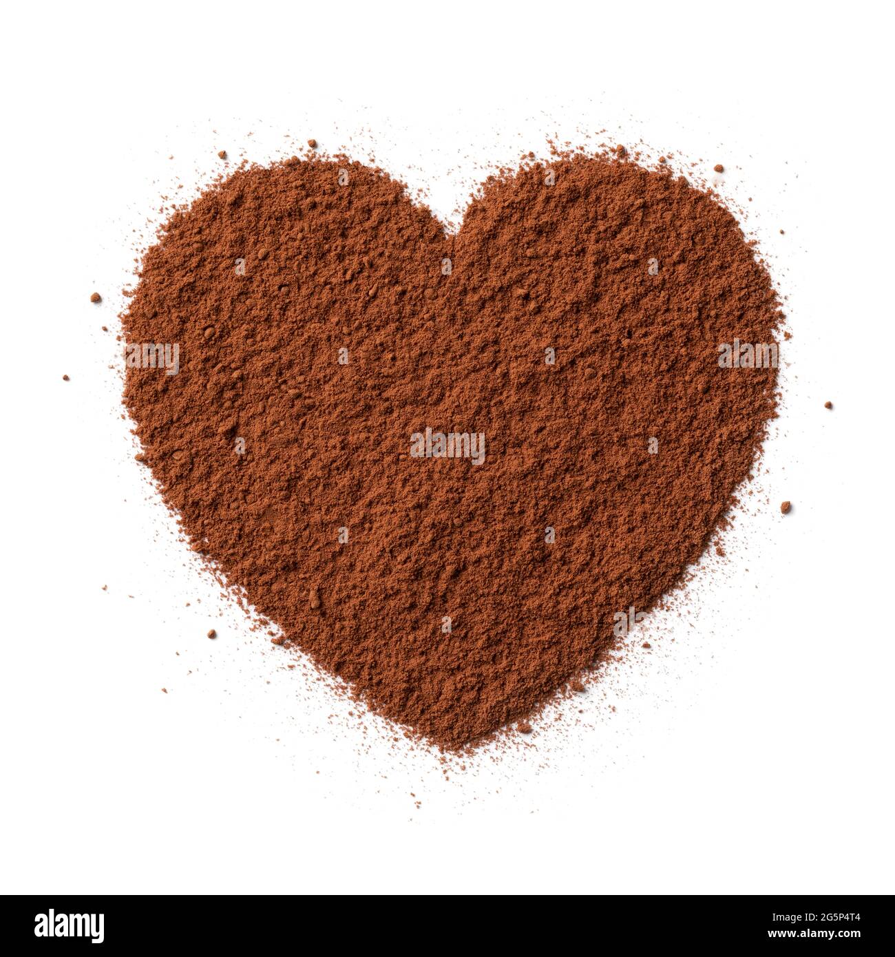 Poudre de cacao brune en forme de coeur isolée sur fond blanc Banque D'Images