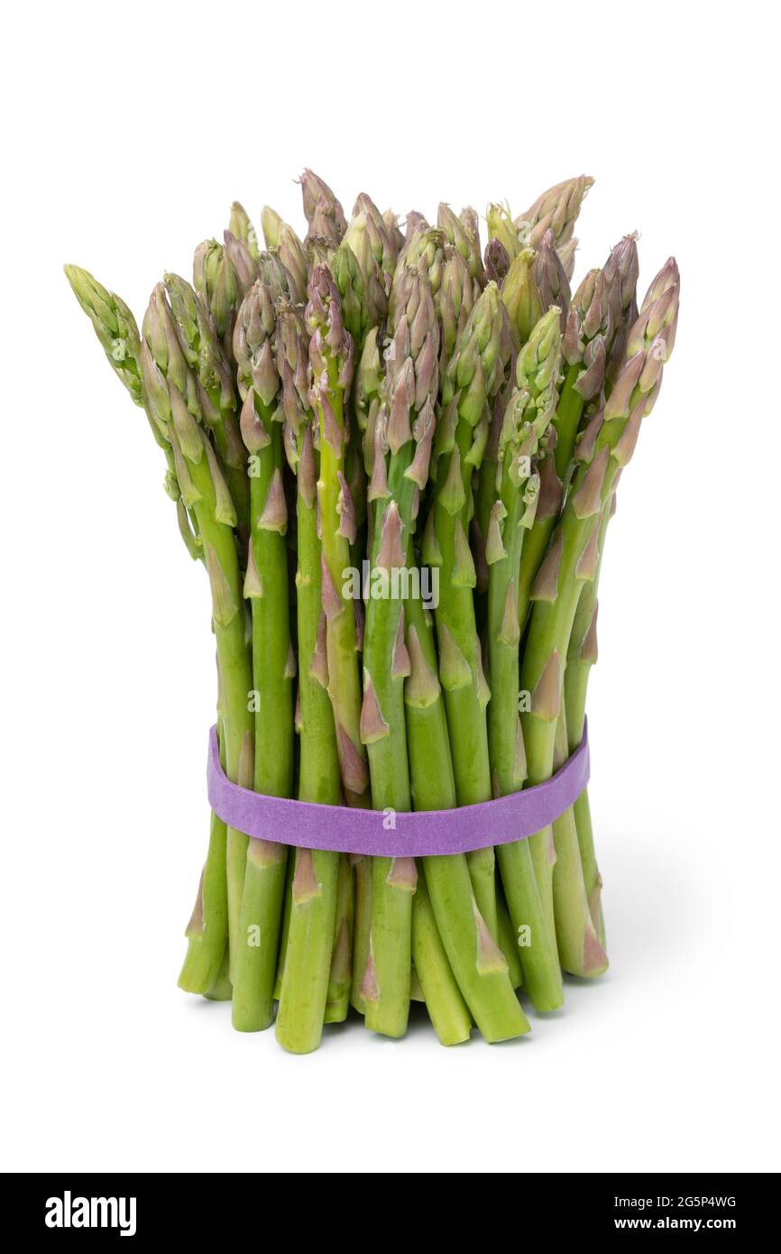 Pointe d'asperges vertes fraîches, isolées sur fond blanc Banque D'Images