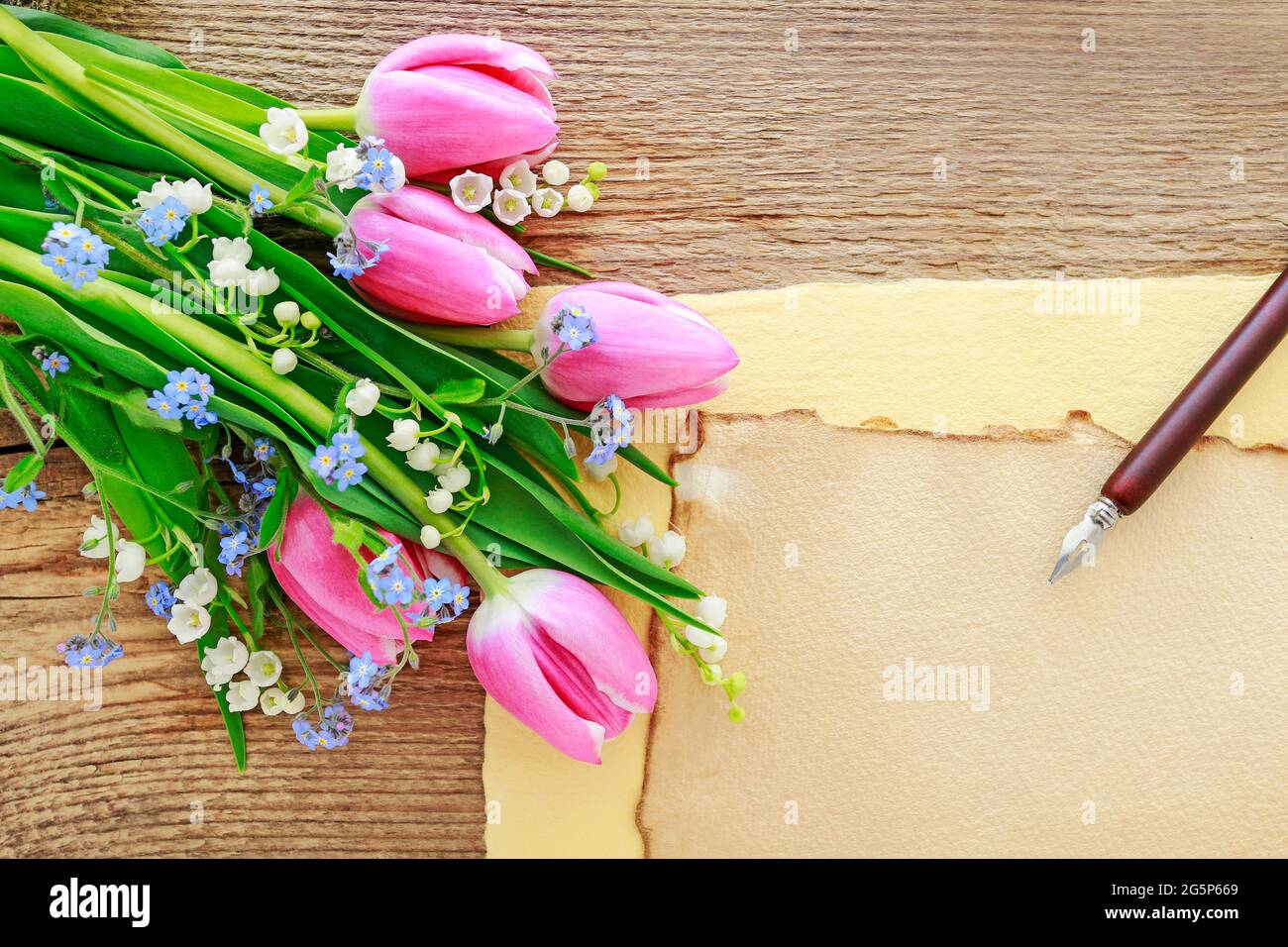 Bouquet de tulipes roses, nénuphars de la vallée et oubliez-moi pas les fleurs. Décoration printanière Banque D'Images