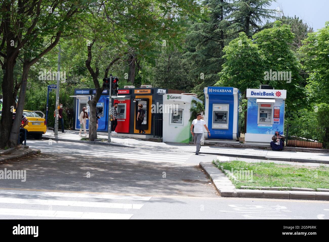 Les guichets automatiques de nombreuses banques turques se trouvant sur le bord de la route à un jour régulier Ankara Cankaya Banque D'Images