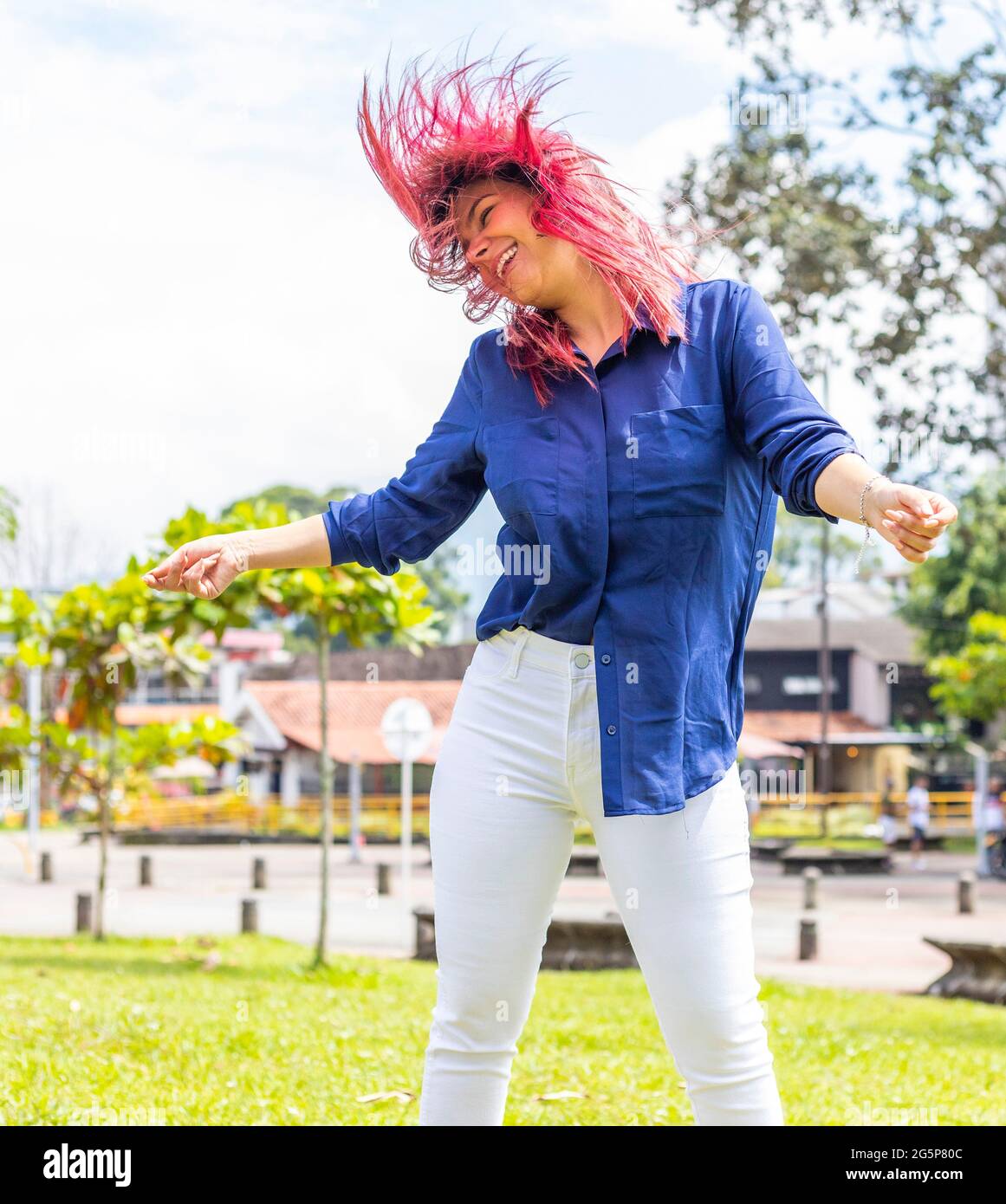 belle femme agitant les cheveux souriant, et la tête mobile. Banque D'Images