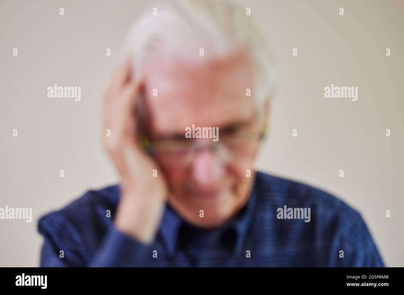 Concept défoqué de l'homme supérieur souffrant de problèmes de santé mentale comme la démence ou Alzheimers Banque D'Images