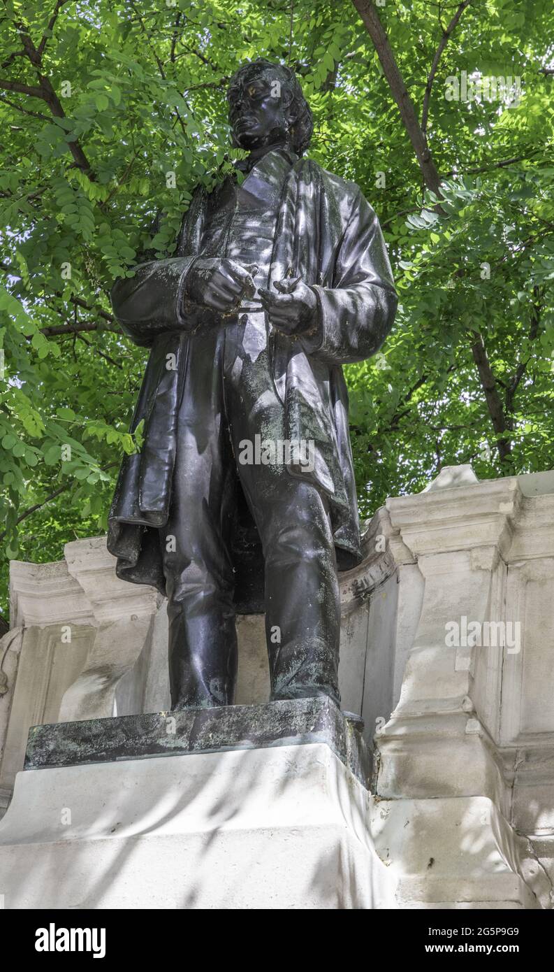 LONDRES, ROYAUME-UNI - 23 juin 2021 : le monument Isambard Brunel de Carlo Marochetti se trouve au bout de Temple Station sur le Victoria Embankment. Banque D'Images