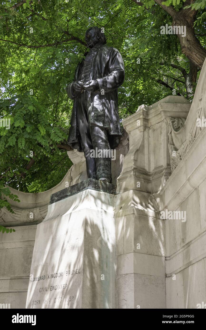 LONDRES, ROYAUME-UNI - 23 juin 2021 : le monument Isambard Brunel de Carlo Marochetti se trouve au bout de Temple Station sur le Victoria Embankment. Banque D'Images