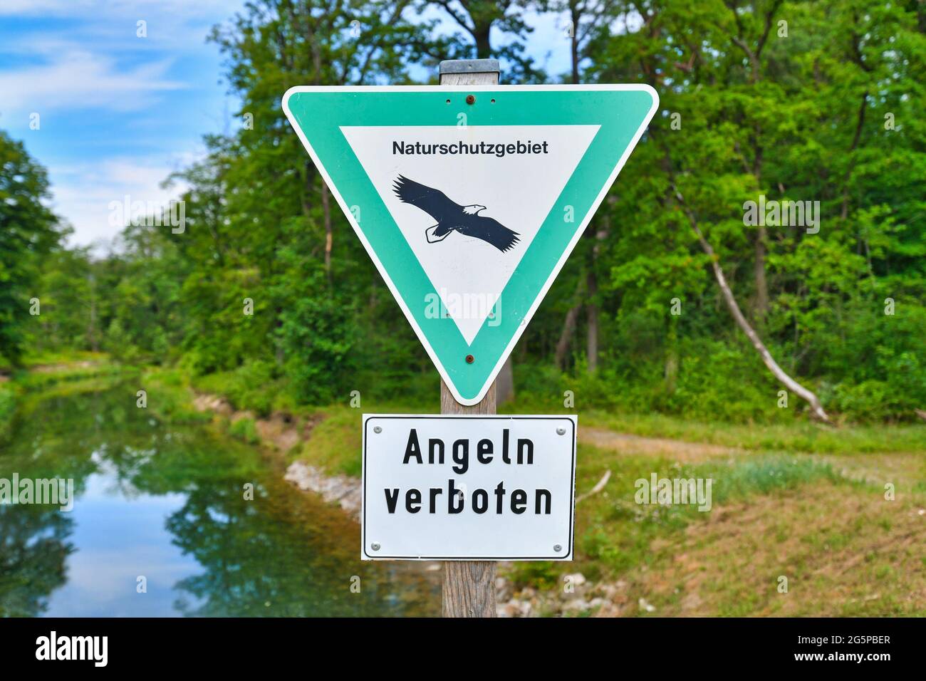 Panneau allemand pour la réserve naturelle allemande et panneau « pas de pêche » en face de la rivière Banque D'Images