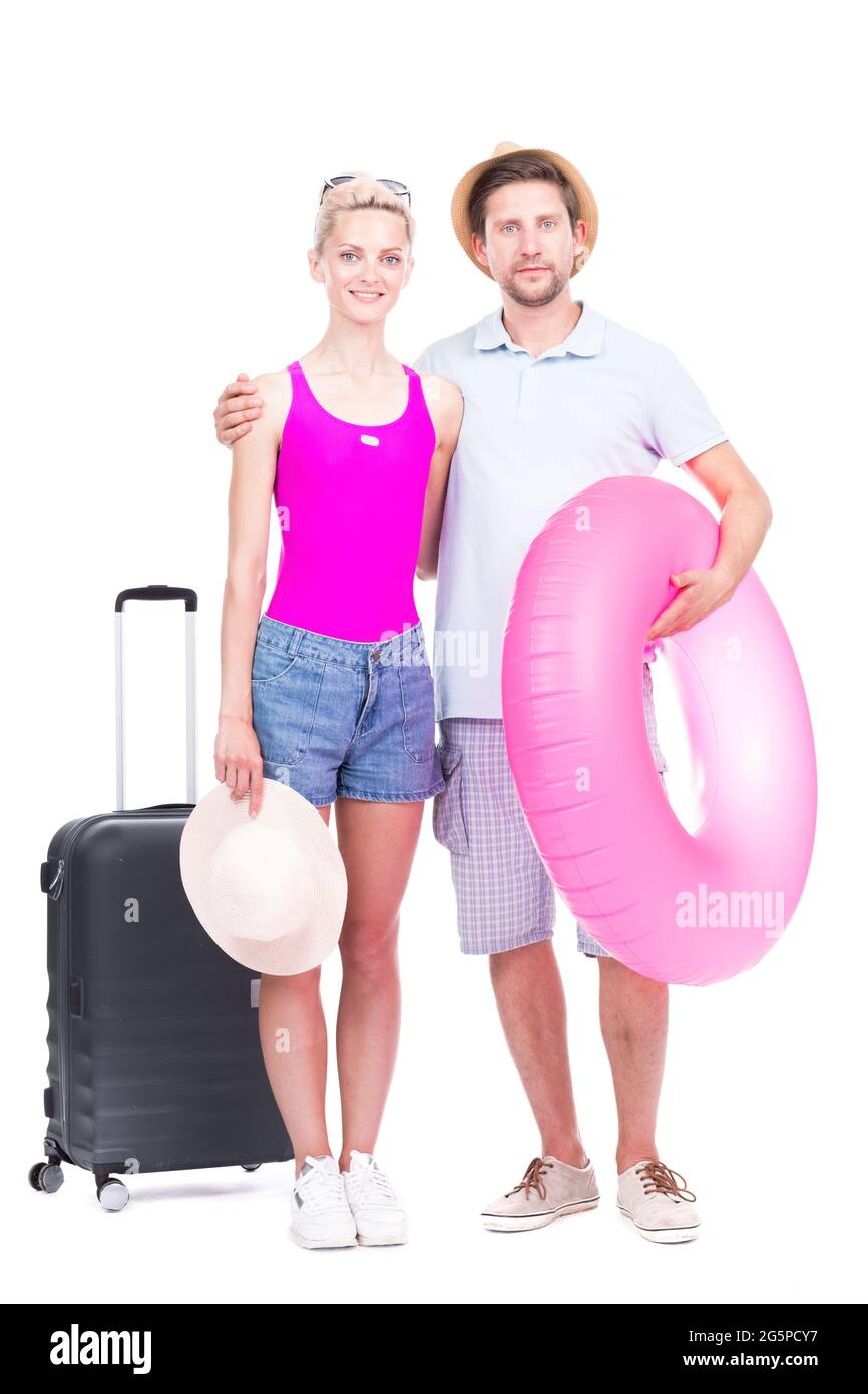 Portrait de studio vertical complet de jeune homme et femme amoureux portant des tenues d'été passant du temps ensemble sur les vacances, fond blanc Banque D'Images