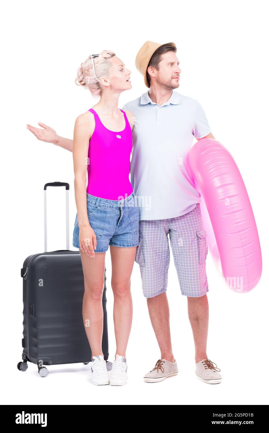 Portrait de studio vertical complet de jeune homme et femme amoureux portant des tenues d'été passant du temps ensemble sur les vacances, fond blanc Banque D'Images