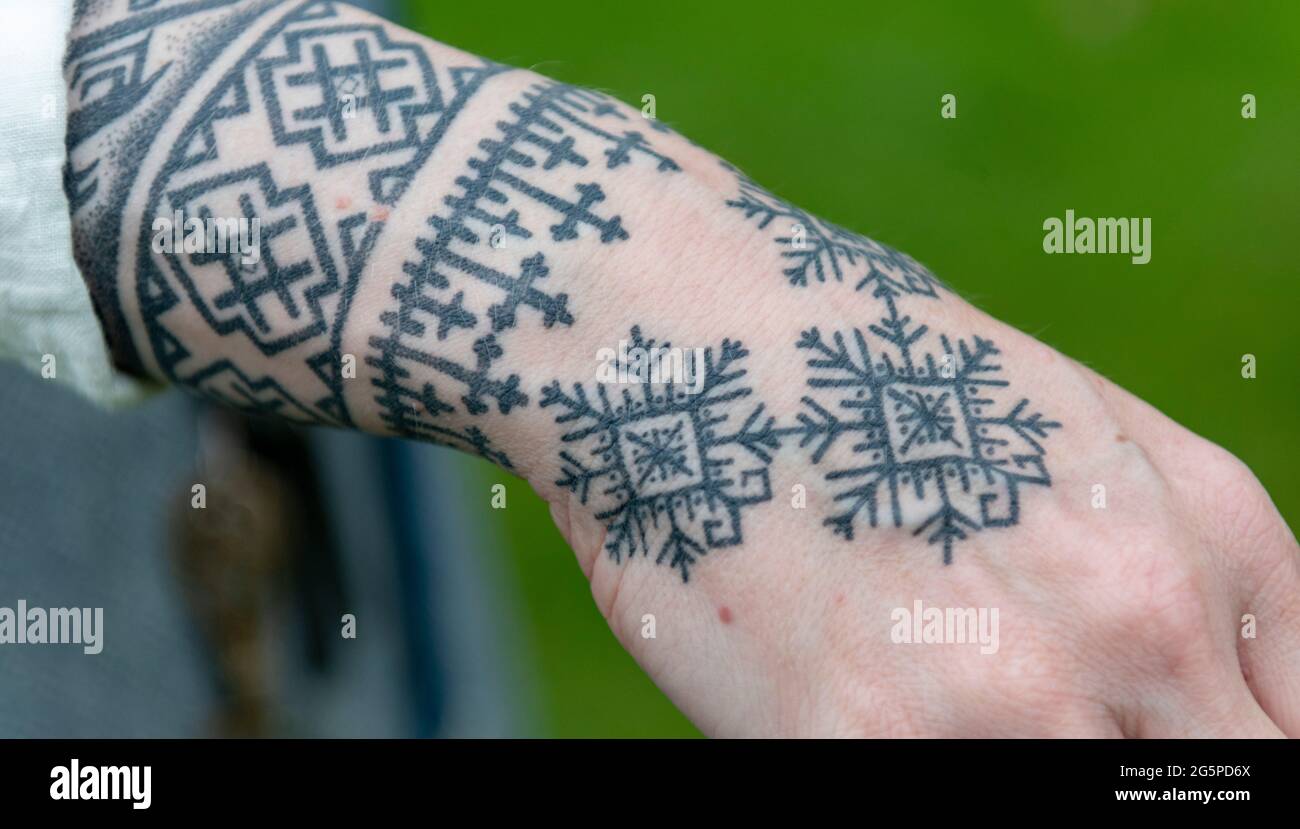 Motif tatouage complexe sur la main et le bras de la femme Banque D'Images