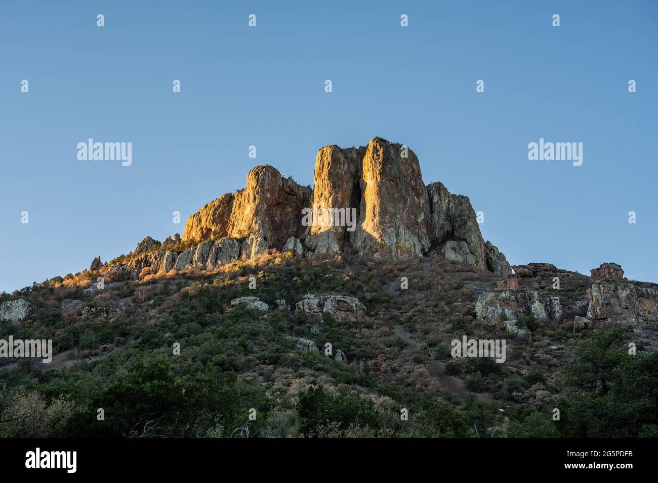 Soleil du matin en direction de Casa Grande Peak depuis la piste Lost Mine Trail dans le parc national de Big Bend Banque D'Images