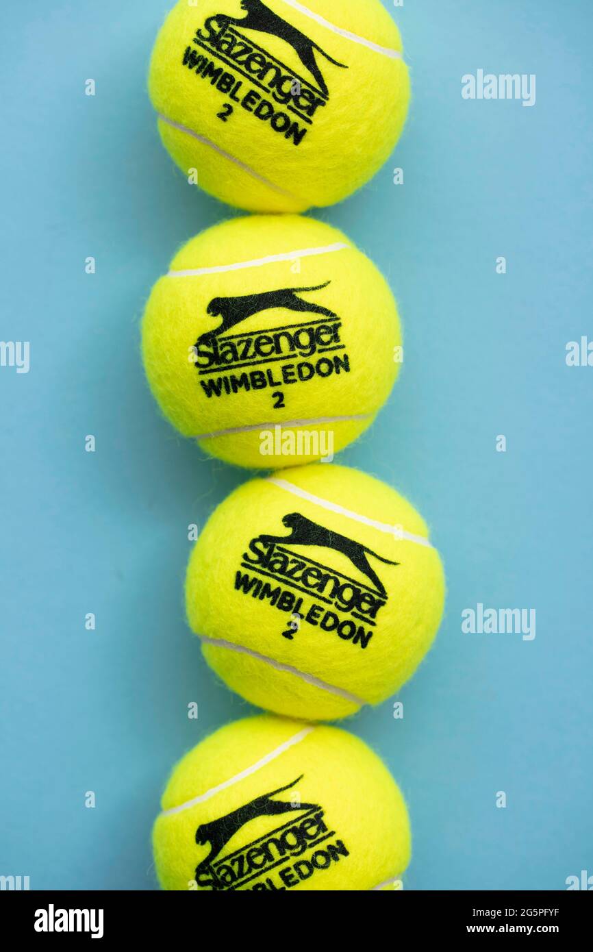 LONDRES, Royaume-Uni - juin 2021 : ballon officiel de tennis de wimbledon Slazenger Banque D'Images