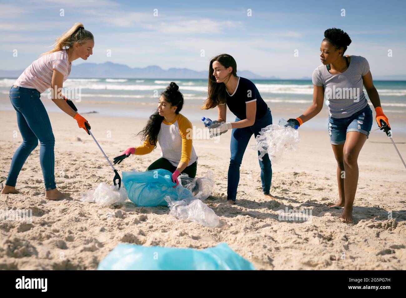 Divers groupes d'amis féminins ramassant des déchets de la plage Banque D'Images