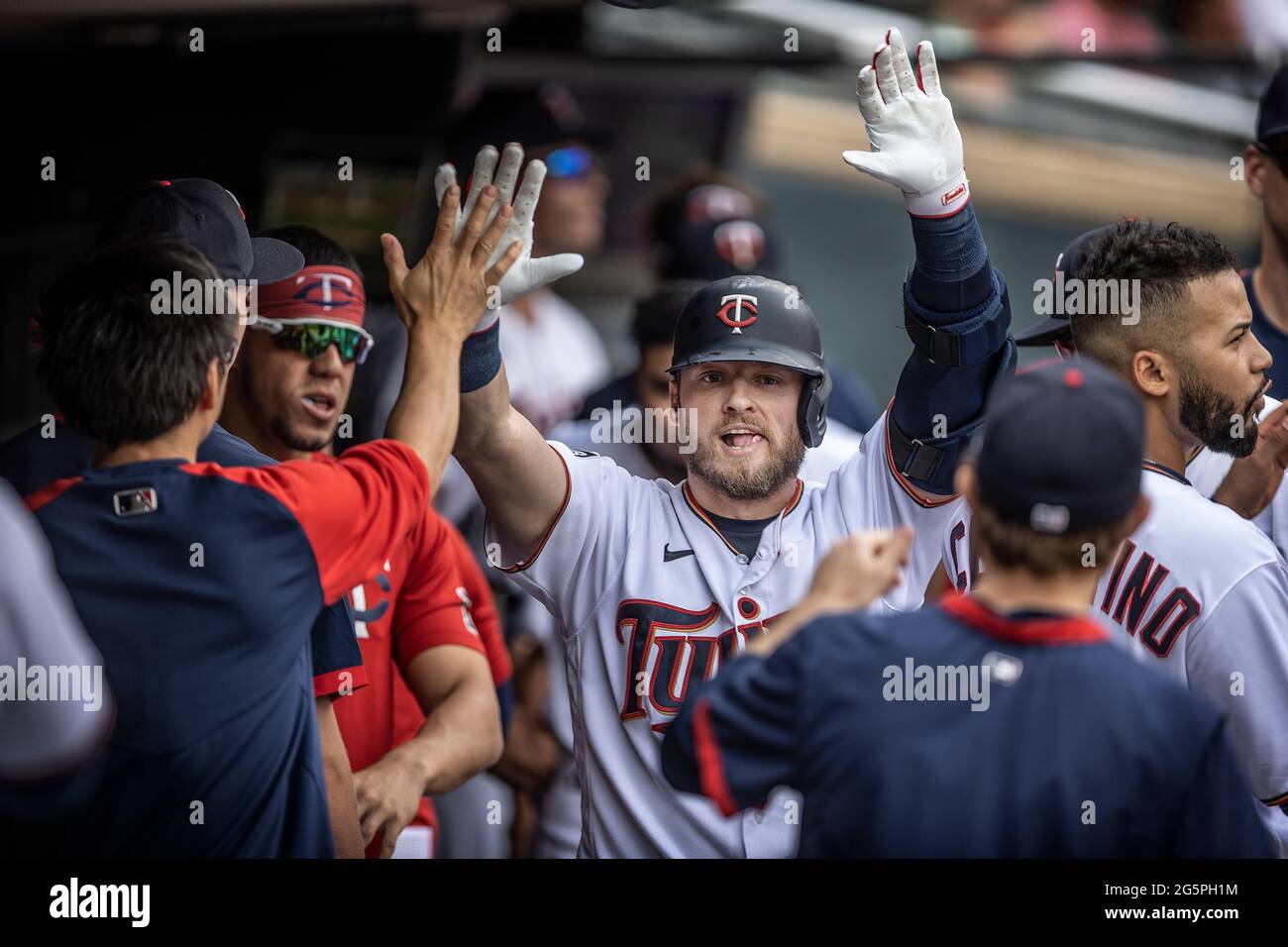 Minneapolis, États-Unis. 27 juin 2021. Minnesota Twins troisième basseman Josh Donaldson (20) a célébré sa course à domicile en solo dans le troisième repas. Les Twins du Minnesota ont accueilli les Cleveland Indians à Target Field le 27 juin 2021 à Minneapolis, au Minnesota (photo de Jerry Holt/Minneapolis Star Tribune/TNS/Sipa USA) crédit : SIPA USA/Alay Live News Banque D'Images