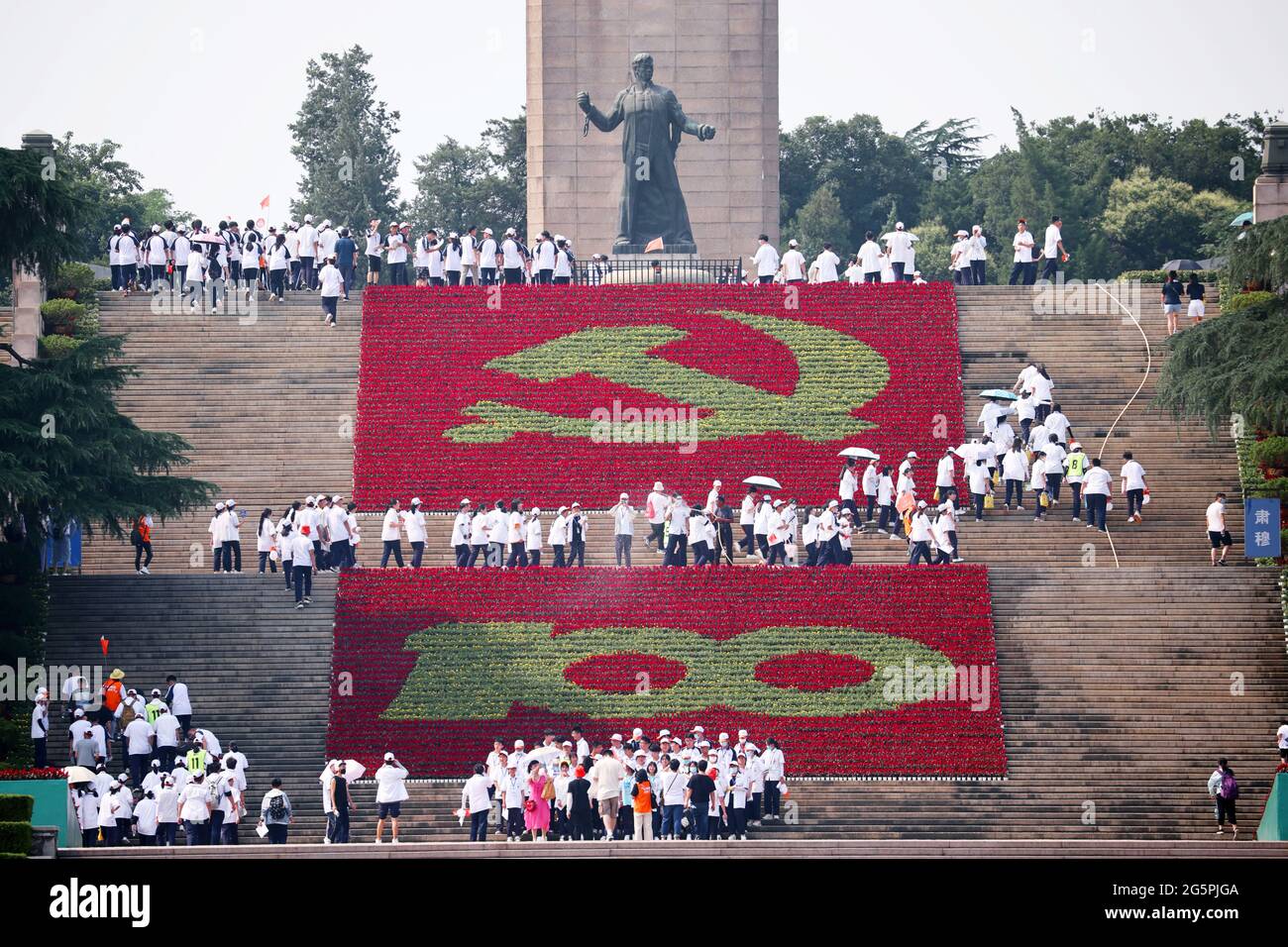 Nanjing, Chine. 28 juin 2021. Le spectacle de fleurs à thème a lieu pour célébrer le 100e anniversaire de la fondation du Parti communiste chinois à Nanjing, Jiangsu, Chine le 28 juin 2021.(photo de TPG/cnspotos) crédit: TopPhoto/Alay Live News Banque D'Images