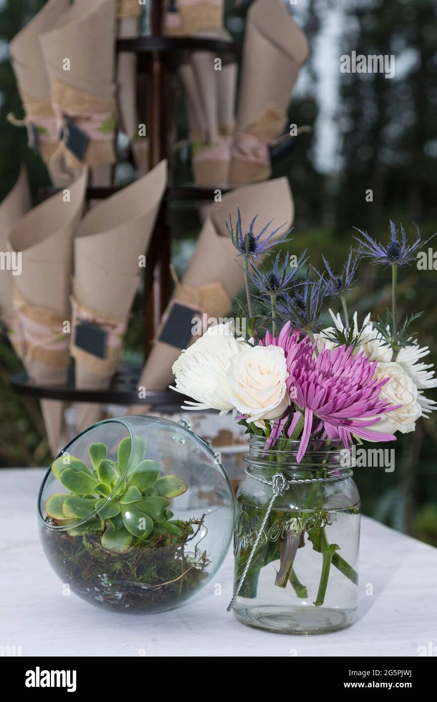 Décoration avec plantes naturelles et fleurs dans la salle de fête pour un événement. Banque D'Images