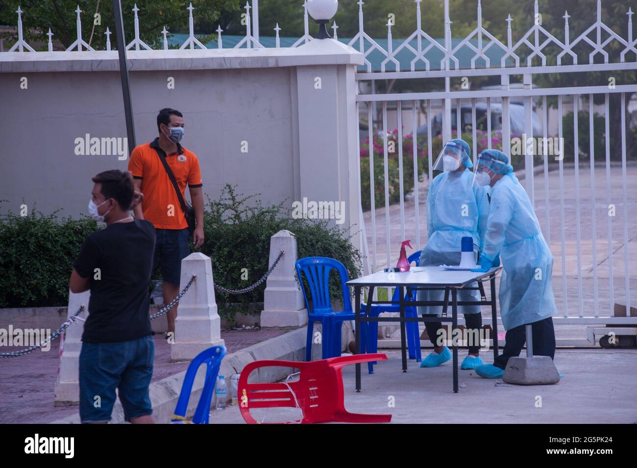 Phnom Penh, Cambodge. 29 juin 2021. Depuis 4 mois, Phnom Penh lutte contre une augmentation de COVID - 19. Deux EMT en PPE parlent avec un patient positif COVID, tout en prenant des distances sociales, à l'entrée d'un site de tests de masse. Credit: Kraig Lieb / Alay Live News Banque D'Images