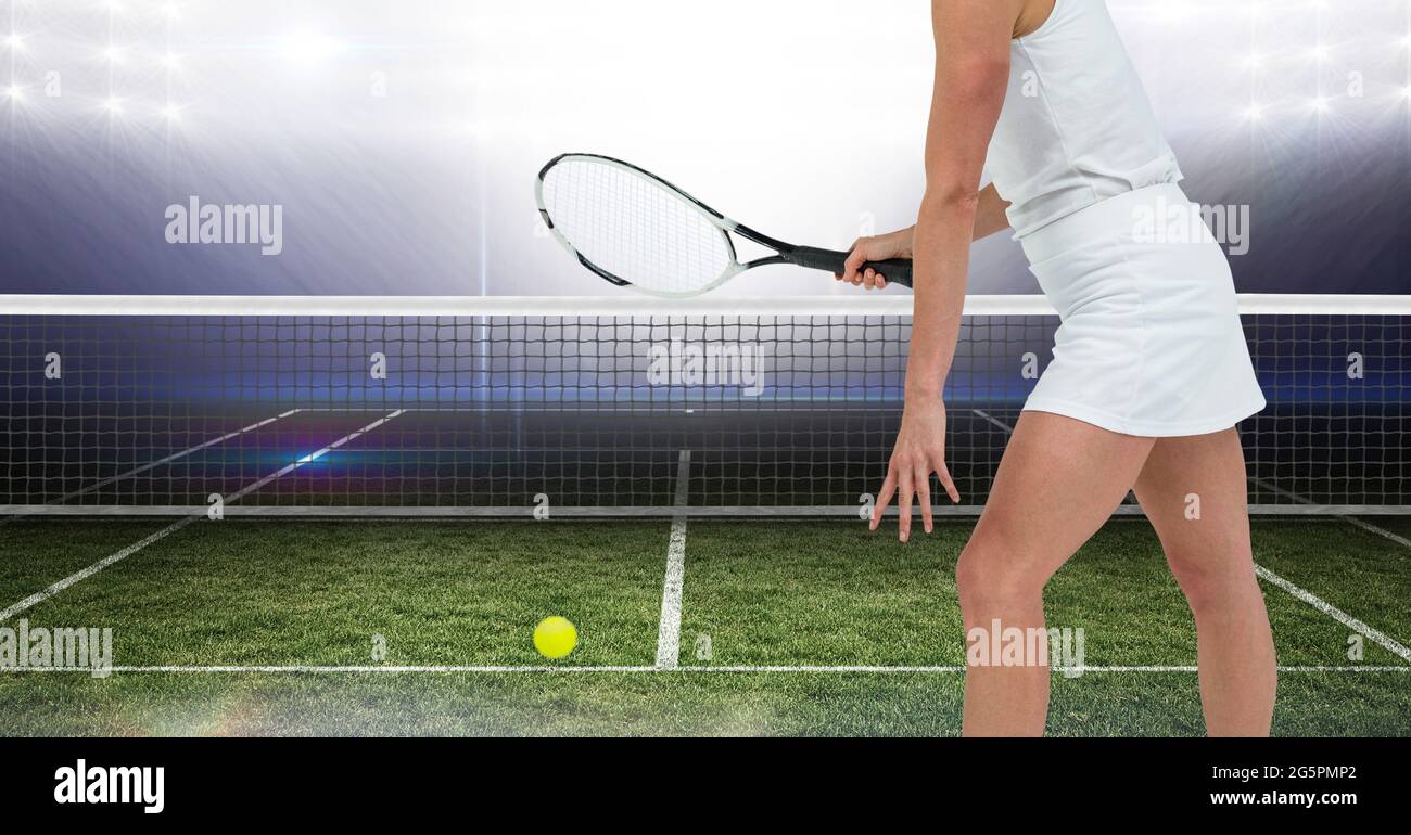 Composition d'une joueuse de tennis tenant une raquette de tennis sur le court de tennis Banque D'Images