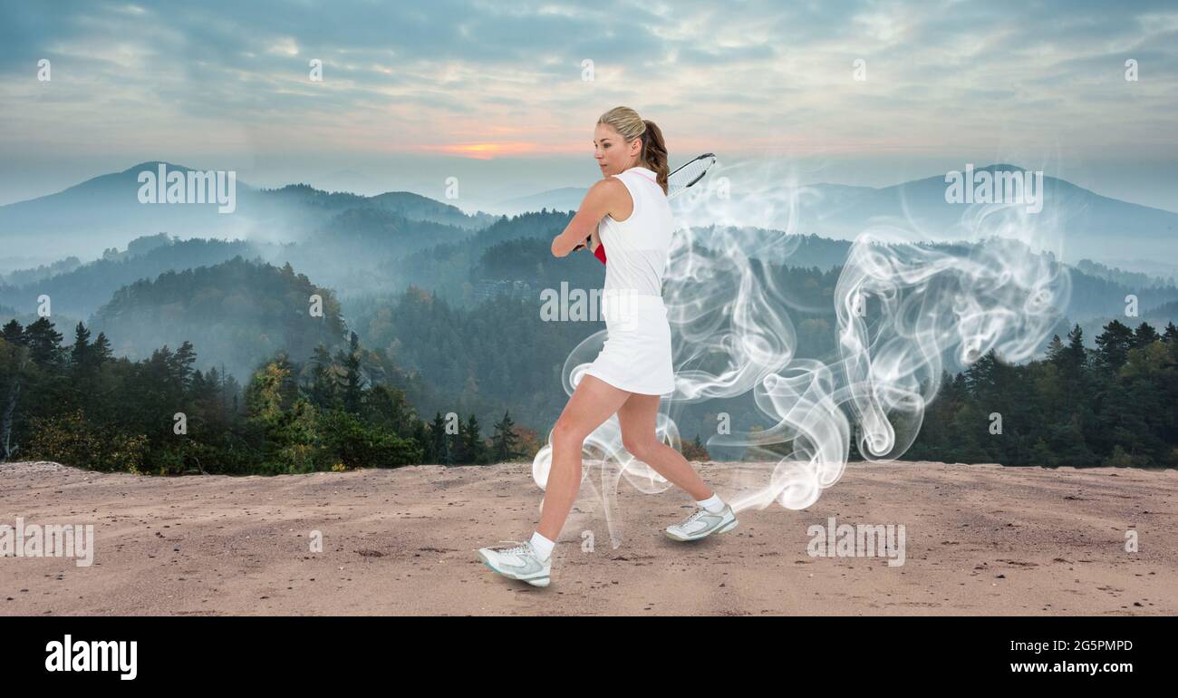 Composition d'une joueuse de tennis tenant une raquette de tennis à l'extérieur Banque D'Images