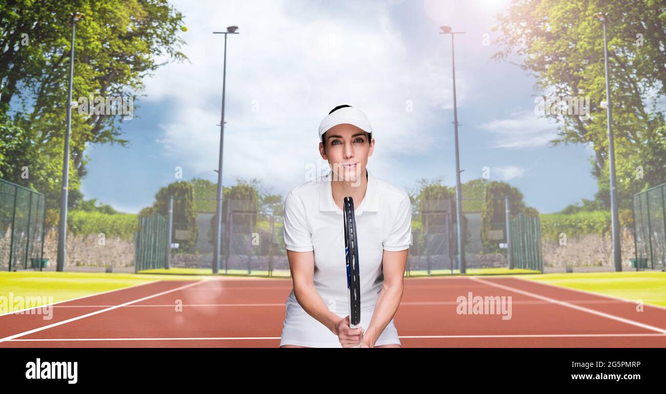Composition d'une joueuse de tennis tenant une raquette de tennis sur le court de tennis Banque D'Images