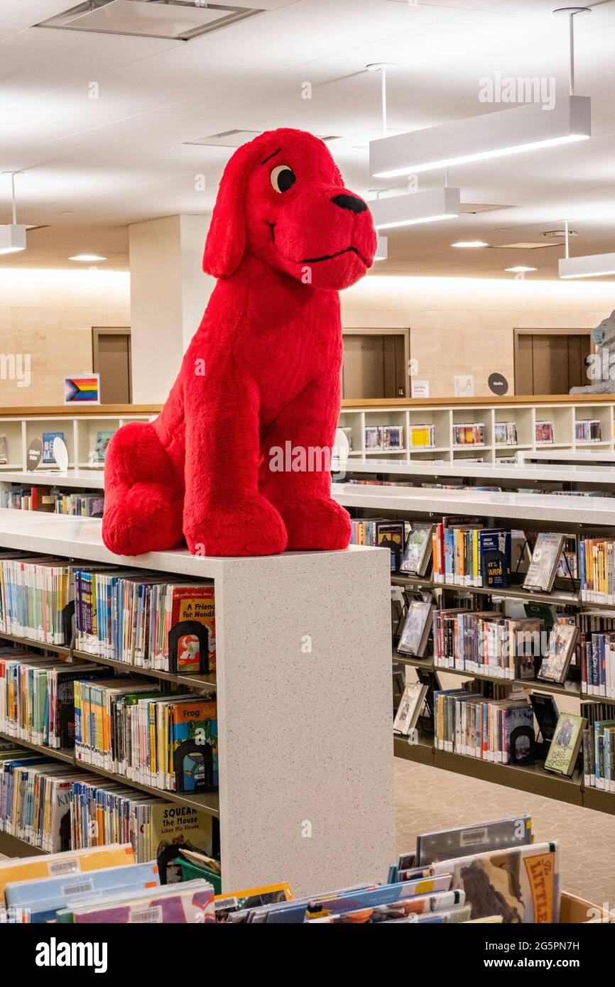 Clifford, The Big Red Dog à la Stavros Niarchos Foundation Library (SNFL)  située au 455 Fifth Avenue, New York, Etats-Unis Photo Stock - Alamy
