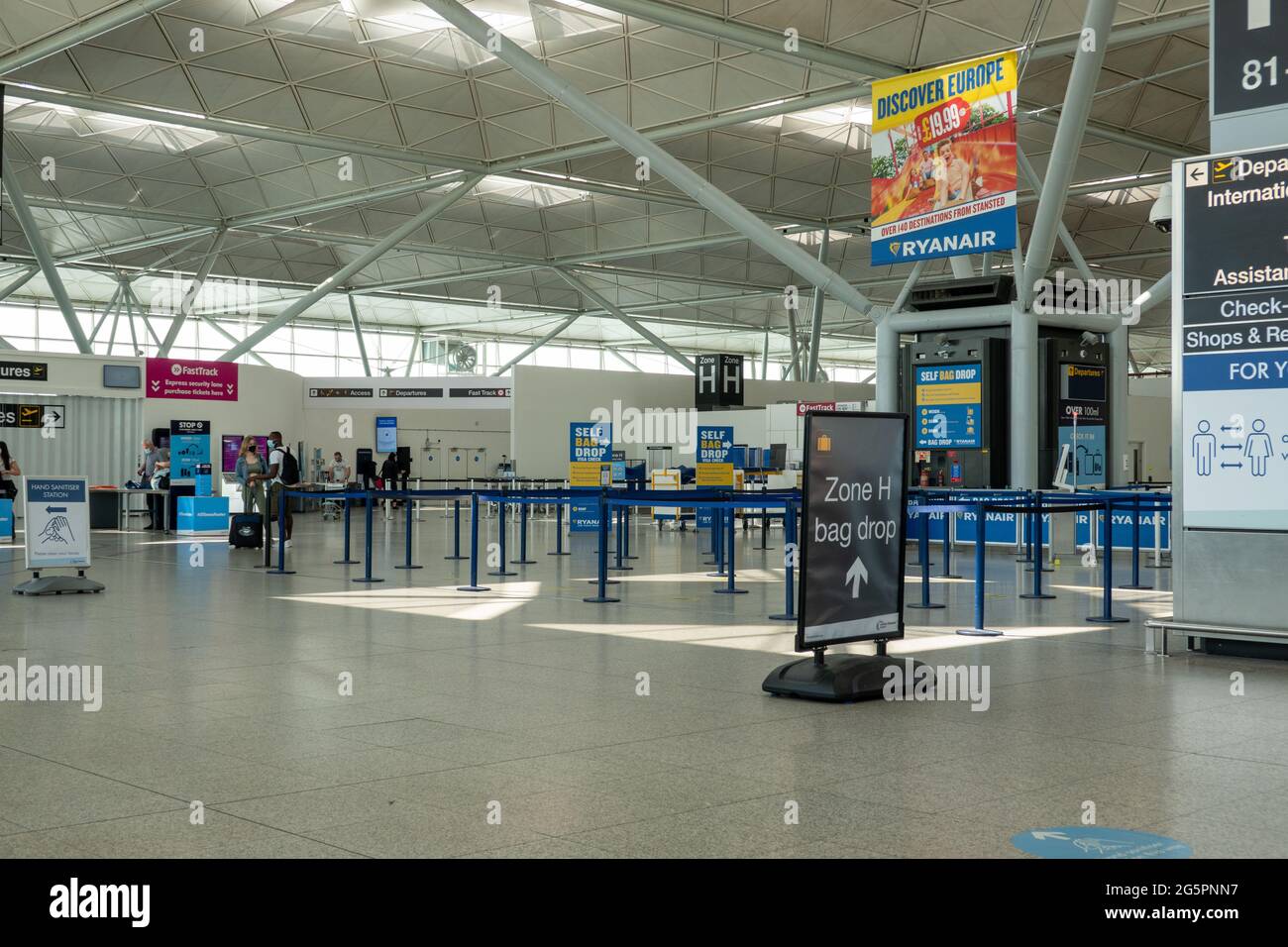 La photo datée du 3 juin montre un aéroport très calme de Stansted dans l'Essex vendredi après-midi avec seulement quelques passagers voyageant en Europe comme restrictions de voyage restent. L'aéroport restera probablement silencieux pendant au moins les 3 prochaines semaines, car les pays restent sur la liste orange et rouge et le Portugal est signalé comme étant supprimé en orange. Banque D'Images