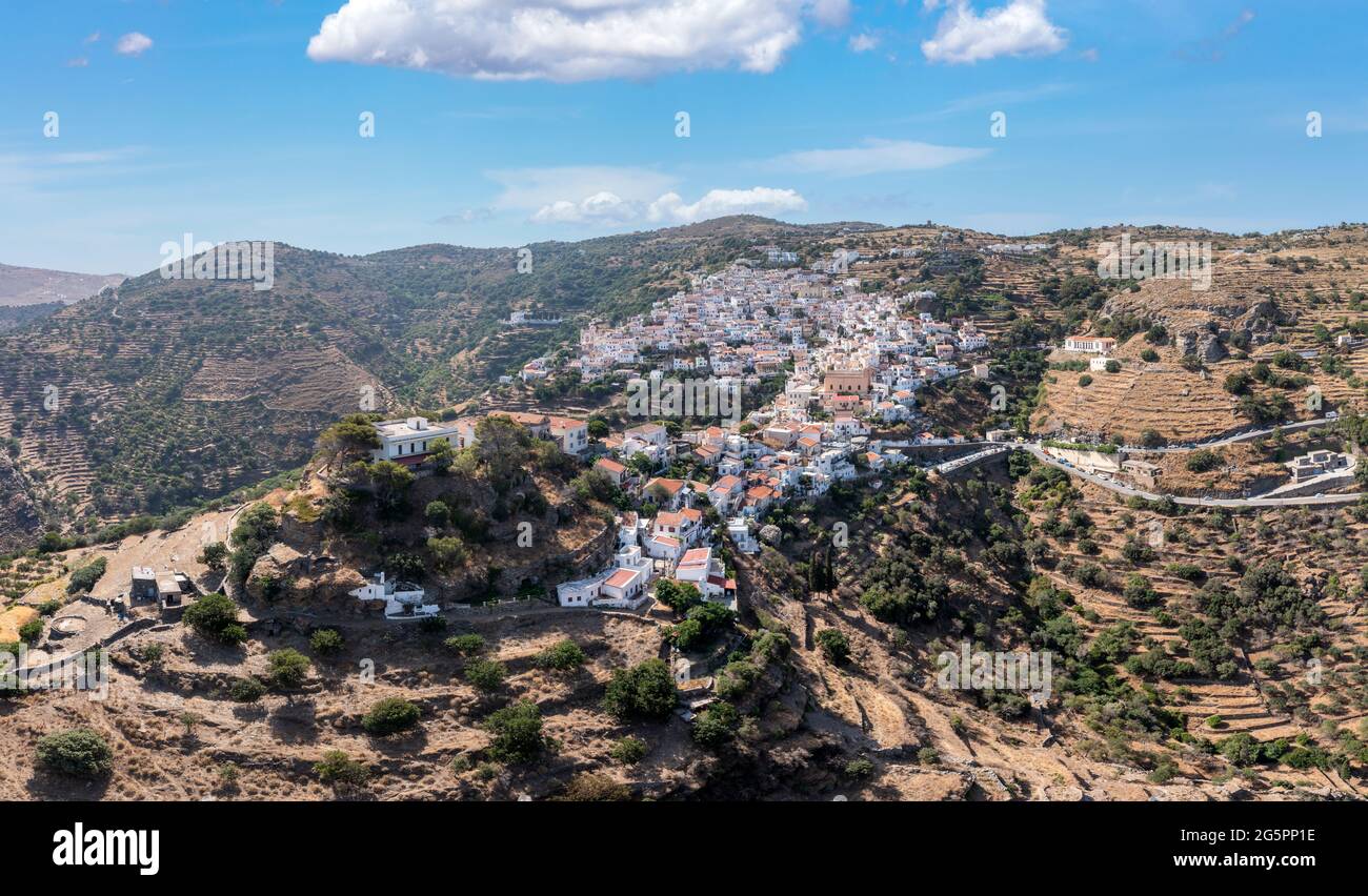 Grèce, île de Kea Tzia. Vue aérienne de l'Ioulida ou de l'Ioulis sur le paysage urbain. Chora ville toits rouges maisons blanches sur le paysage de montagne rocailleux, jour ensoleillé, Banque D'Images