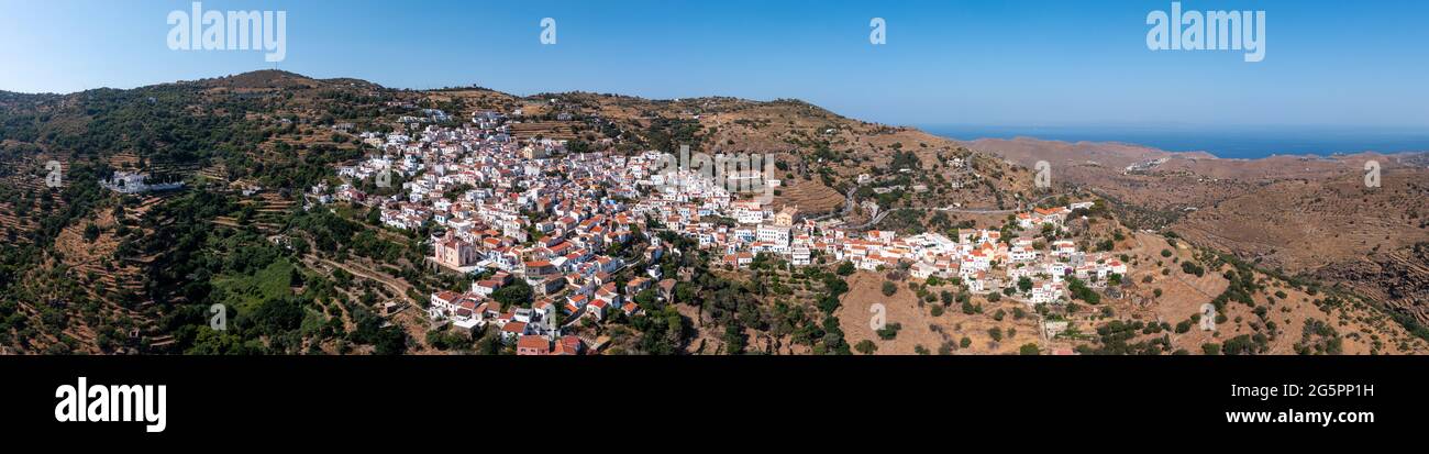 Grèce, île de Kea. Vue panoramique sur la capitale, la ville d'Ioulida. Chora toits rouges maisons sur le paysage rocheux de montagne Banque D'Images