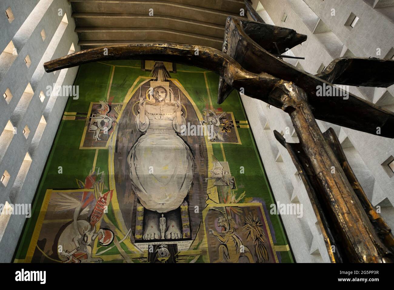 Christ dans la gloire dans le Tetramorph, tapisserie de Graham Sutherland à l'intérieur de la cathédrale de Coventry également connue sous le nom de St Michaels, une cathédrale moderne fondée en 1956 et bien connue pour avoir des vitraux modernistes, une structure minimaliste et une tapisserie à grande échelle le 23 juin 2021 à Coventry, Royaume-Uni. L'église de la cathédrale Saint-Michel, communément appelée cathédrale de Coventry, est le siège de l'évêque de Coventry et du diocèse de Coventry dans l'église d'Angleterre. L'actuelle cathédrale Saint-Michel, construite à côté des vestiges de l'ancien, a été conçue par Basil Spence et Arup, construite par Banque D'Images