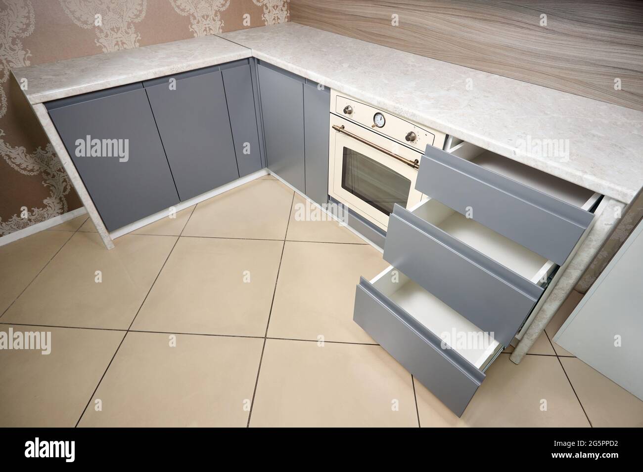 Solution pour placer les ustensiles de cuisine dans une cuisine moderne - tiroir  coulissant horizontal étagères rangement dans une armoire pour ustensiles  ustensiles batterie de cuisine sous Photo Stock - Alamy